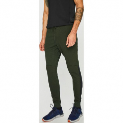 Under Armour - Spodnie. Czarne spodnie sportowe męskie Under Armour, z bawełny. W wyprzedaży za 219.90 zł.