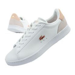 Buty sportowe trampki damskie Lacoste Carnaby. Białe obuwie sportowe damskie Lacoste, bez wzorów, sportowe, bez zapięcia. Za 419.00 zł.