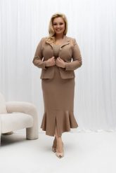 Elegancki komplet damski Adeline w kolorze capuccino/taupe z taliowanym żakietem i spódnicą z falbaną PLUS SIZE XXL OVERSIZE WIOSNA. Brązowe spódnice damskie Moda Size Plus Iwanek, na wiosnę, plus size, bez wzorów, z elastanu, biznesowe, plus size, mini, dopasowane. Za 399.90 zł.
