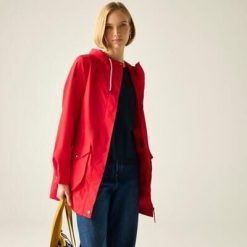 Damska wodoodporna kurtka z kapturem Norana. Czerwone kurtki damskie Regatta, bez wzorów, z poliesteru, z kapturem. Za 384.00 zł.