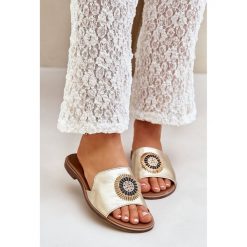 Lewski Shoes Skórzane Klapki Z Ozdobą Na Płaskim Obcasie Lewski złote złoty. Żółte klapki damskie z aplikacjami, ze skóry, casualowe, bez obcasa, na płaskiej podeszwie. Za 432.39 zł.