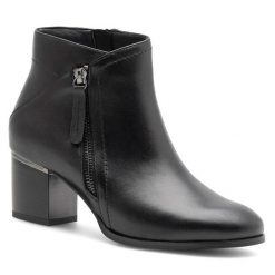 Botki Lasocki. Czarne botki damskie Lasocki, bez obcasa, na słupku, bez zapięcia. Za 299.99 zł.