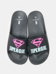 Klapki Supergirl - czarny. Czarne klapki damskie Sinsay, bez wzorów, bez obcasa. Za 29.99 zł.