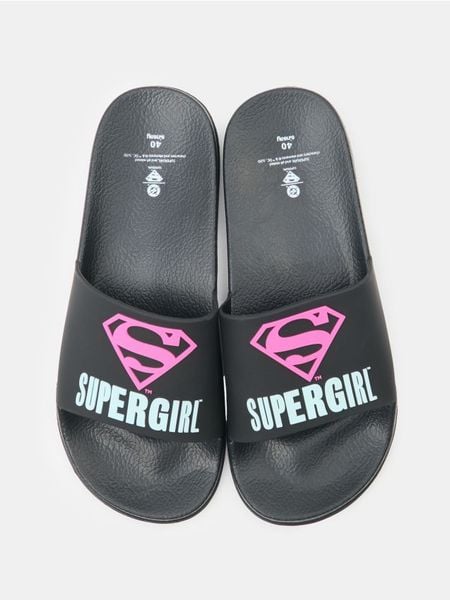 Klapki Supergirl - czarny. Czarne klapki damskie Sinsay, bez wzorów, bez obcasa. Za 25.99 zł.
