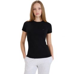 Koszulka damska 4F - krótki rękaw, dopasowany krój, miękki jersey. Czarne t-shirty damskie 4f, xs, bez wzorów, z bawełny, klasyczne, bez kołnierzyka. Za 38.99 zł.