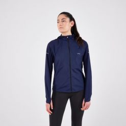 Kurtka do biegania w terenie wiatrówka damska Kiprun Run 900 Wind. Niebieskie kurtki damskie KIPRUN, l, bez wzorów, z materiału, bez kaptura. Za 179.99 zł.