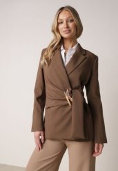 Brązowa Taliowana Marynarka z Wiskozą z Marszczeniem i Aplikacją przy Wiązaniu Alyndra. Brązowe żakiety damskie Born2be, l, z aplikacjami, z wiskozy, biznesowe. Za 239.99 zł.