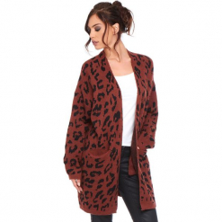 Kardigan "Leopard" w kolorze czerwonobrązowym. Brązowe kardigany damskie Cosy Winter, z motywem zwierzęcym. W wyprzedaży za 181.95 zł.