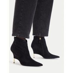 Botki GINO ROSSI. Czarne botki damskie Gino Rossi, bez obcasa, na szpilce, bez zapięcia. Za 599.99 zł.