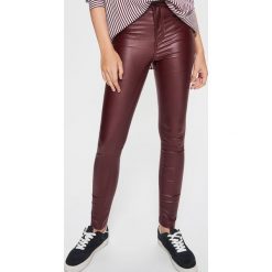 Coatingowe spodnie SLIM FIT - Brązowy. Spodnie materiałowe damskie marki Cropp. W wyprzedaży za 49.99 zł.