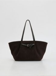 Torebka shopper z imitacji zamszu - ciemnobrązowy. Brązowe torebki shopper damskie Reserved, bez wzorów, bez dodatków. Za 179.99 zł.