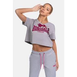 Damska krótka, luźna koszulka Lonsdale Heddle. Czerwone koszulki sportowe damskie Lonsdale, bez wzorów, eleganckie, bez kołnierzyka. W wyprzedaży za 67.45 zł.