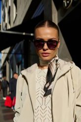 Apaszka czarna. Czarne szaliki i chusty damskie MOODO, bez wzorów, z poliesteru. Za 34.99 zł.