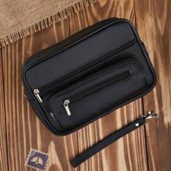 Saszetka męska skórzana do ręki praktyczna duża czarna Abruzzo ABR-12. Czarne saszetki męskie ze skóry, eleganckie, duże. Za 99.99 zł.