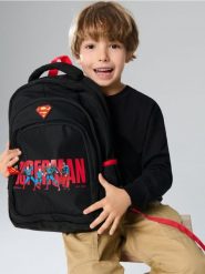 Plecak Superman - czarny. Czarne torby i plecaki dziecięce Sinsay, z gumy, małe. Za 59.99 zł.