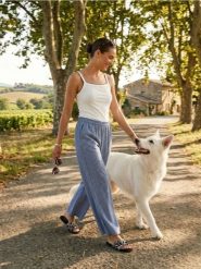 Spodnie wide leg z kieszeniami i domieszką wiskozy - granatowy. Niebieskie spodnie materiałowe damskie Sinsay, l, bez wzorów, z wiskozy. Za 49.99 zł.