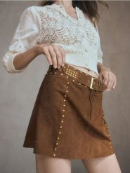 Zamszowa spódnica mini - brązowy. Brązowe spódnice damskie Reserved, l, bez wzorów, ze skóry, mini. W wyprzedaży za 199.99 zł.