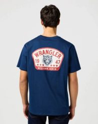 MESKA KOSZULKA WRANGLER GRAPHIC TEE NAVY 112362806. Niebieskie t-shirty męskie Wrangler, xxl, bez wzorów, bez kołnierzyka. Za 79.99 zł.