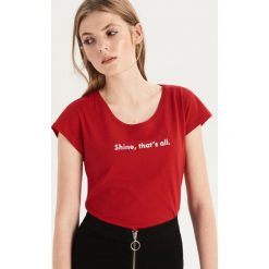 T-shirt z napisem - Czerwony. T-shirty damskie marki Sinsay. Za 9.99 zł.