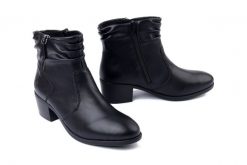 RIEKER 73981-00 black, botki damskie. Czarne botki damskie Rieker, z polaru, bez obcasa, na obcasie, bez zapięcia. Za 369.90 zł.