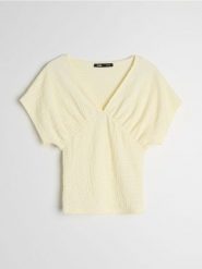 Bluzka z dekoltem V i marszczeniem z przodu - kremowy. Białe bluzki damskie Sinsay, l, bez wzorów, bez kołnierzyka, bez ramiączek. Za 29.99 zł.