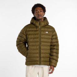 Kurtka zimowa męska New Balance MO53500WDL – zielona. Zielone kurtki męskie New Balance, na zimę, m, z aplikacjami, z materiału, z kapturem. Za 779.99 zł.