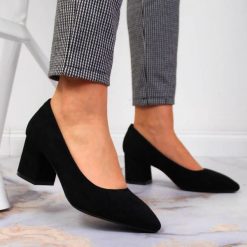 Czółenka na obcasie zamszowe czarne Sergio Leone PB411. Czarne czółenka damskie Sergio Leone, bez wzorów, ze skóry ekologicznej, bez obcasa, na obcasie, bez zapięcia. Za 119.99 zł.