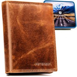 Pionowy, skórzany portfel męski w brązowym kolorze bez zapięcia zewnętrznego - Peterson. Brązowe portfele męskie Peterson, bez wzorów, ze skóry. Za 79.99 zł.