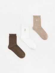 Długie skarpetki z haftem 3 pack - brązowy. Brązowe skarpety damskie Reserved, bez wzorów. Za 39.99 zł.