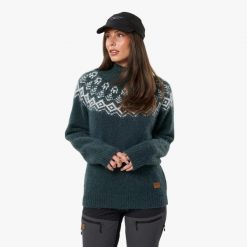 Sweter Wełniany Kobieta Lofoten Elastyczny W Cztery Strony. Zielone swetry damskie SWEDEMOUNT, s, bez wzorów, z dzianiny, klasyczne, bez kołnierzyka, bez ramiączek, długie, bez kaptura. Za 249.99 zł.