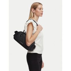 Torebka KARL LAGERFELD. Czarne torebki do ręki damskie KARL LAGERFELD, bez wzorów, klasyczne, bez dodatków. Za 849.99 zł.