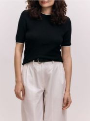 Wełniany t-shirt - czarny. Czarne t-shirty damskie Reserved, l, bez wzorów, z wełny, bez kołnierzyka. Za 159.99 zł.