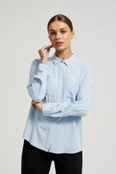 Wiskozowa koszula z kieszeniami blękitna. Niebieskie koszule damskie MOODO, l, bez wzorów, z wiskozy, bez kołnierzyka. W wyprzedaży za 54.99 zł.