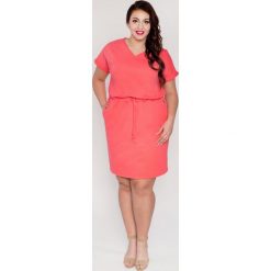 Koralowa dresowa wiązana sukienka z trokami OVERSIZE PLUS SIZE wiosna lato. Pomarańczowe sukienki damskie Moda Size Plus Iwanek, na co dzień, na lato, plus size, bez wzorów, z bawełny, sportowe, bez kołnierzyka, plus size, bez ramiączek, oversize. W wyprzedaży za 89.90 zł.
