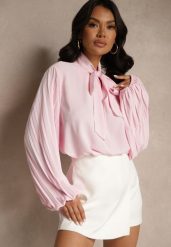 Różowa Bluzka Ozdobiona Wiązaniem i Plisowanymi Rękawami Jenowena. Czerwone bluzki damskie Renee, bez wzorów, z jeansu, eleganckie, bez kołnierzyka, bez ramiączek. Za 74.99 zł.