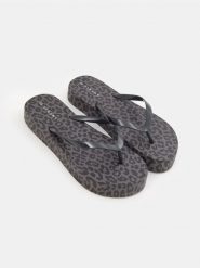 Klapki japonki w panterkę - brązowy. Brązowe klapki damskie Sinsay, bez wzorów, bez obcasa. Za 25.99 zł.