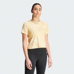 Koszulka Train Essentials AOP Flower Tie-Dye. Brązowe koszulki sportowe damskie Adidas, bez wzorów, z materiału, na fitness i siłownię. Za 148.95 zł.