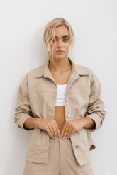 KURTKA KAREN BEŻOWA L - Flawless. Brązowe kurtki damskie Flawless, l, bez wzorów, z bawełny, bez kaptura. Za 385.00 zł.
