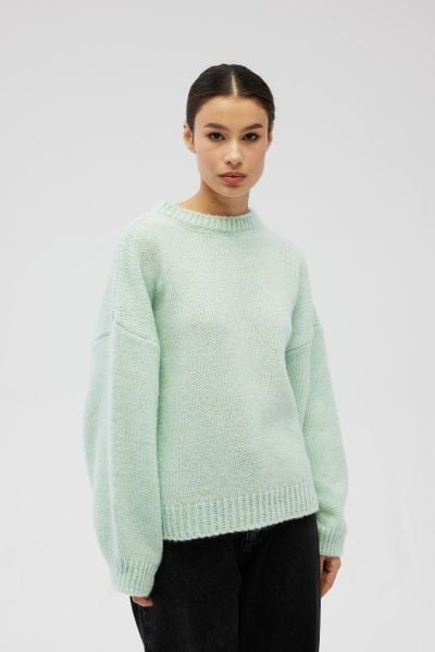 Sweter oversize z bufiastymi rękawami w kolorze FROSTY MINT - RIVERO-UNI. Zielone swetry damskie Marsala, na lato, bez wzorów, z wełny, bez kołnierzyka, bez ramiączek, bez kaptura. Za 249.90 zł.