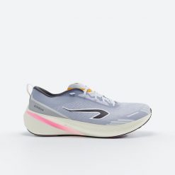 Buty do biegania damskie Kiprun Cushion 500. Białe obuwie sportowe damskie KIPRUN, bez wzorów, do biegania. Za 249.99 zł.