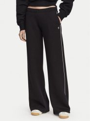 Guess Jeans Spodnie dresowe W6RB43 KD122 Czarny Regular Fit. Czarne jeansy damskie Guess Jeans, l, z aplikacjami, z dresówki. Za 283.99 zł.