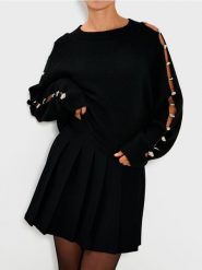 Sweter ze zdrobieniami na rękawach - czarny. Czarne swetry damskie Sinsay, l, bez wzorów, bez kołnierzyka, bez ramiączek, bez kaptura. Za 79.99 zł.