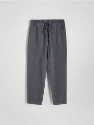 Spodnie z bawełną i lyocellem - ciemnoszary. Szare spodnie materiałowe damskie Reserved, l, bez wzorów, z bawełny. W wyprzedaży za 79.99 zł.