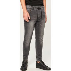 Jeansy jogger - Szary. Szare jeansy męskie Reserved. Za 129.99 zł.