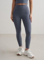 Damskie legginsy z wysokim stanem, squat proof, dla niskich Sense granatowe. Niebieskie legginsy damskie Aim'n, l, bez wzorów, z elastanu, z podwyższonym stanem, krótkie, na fitness i siłownię. Za 297.00 zł.