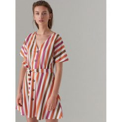 Sukienka w paski z wiązaniem - Różowy. Sukienki damskie marki Mohito. Za 59.99 zł.