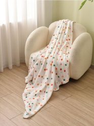 Koc w kropki - biały. Białe kocyki dla dzieci Sinsay. W wyprzedaży za 17.99 zł.