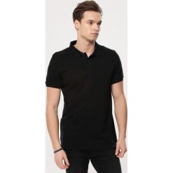 Czarna Koszulka Case By Case. Koszulki polo męskie marki Born2be. Za 49.99 zł.