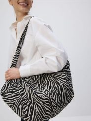 Torebka hobo ze zwierzęcym motywem - wielobarwny. Torebki do ręki damskie Reserved, bez wzorów, z tkaniny, klasyczne, bez dodatków. W wyprzedaży za 79.99 zł.