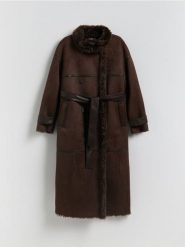 Dwurzędowy płaszcz z kożuchem - ciemnobrązowy. Brązowe płaszcze damskie Reserved, l, bez wzorów, ze skóry, bez kaptura. Za 399.99 zł.